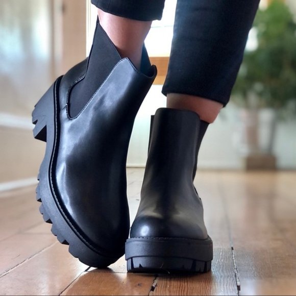 UO Chelsea Black Boots Size 7 - Picture 5 of 8